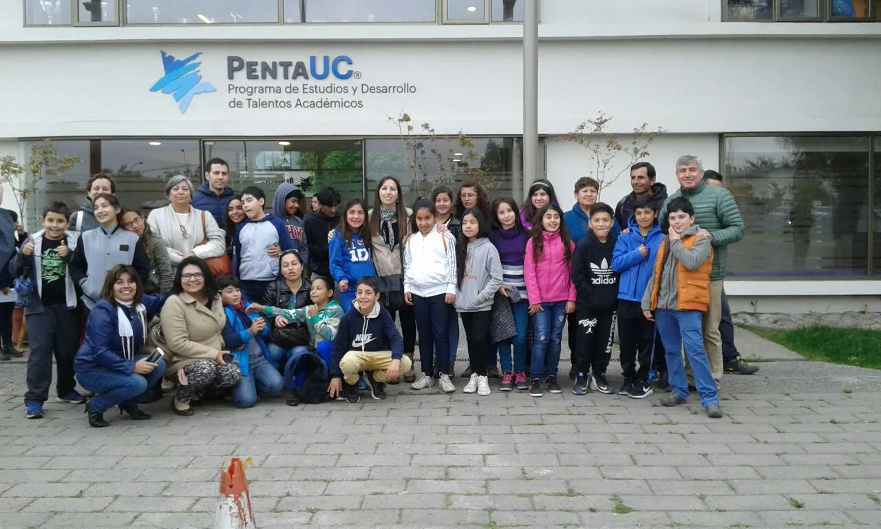 Niños, niñas y padres frente al edificio de Penta UC. Derechos de imagen pertenecen a Penta UC.