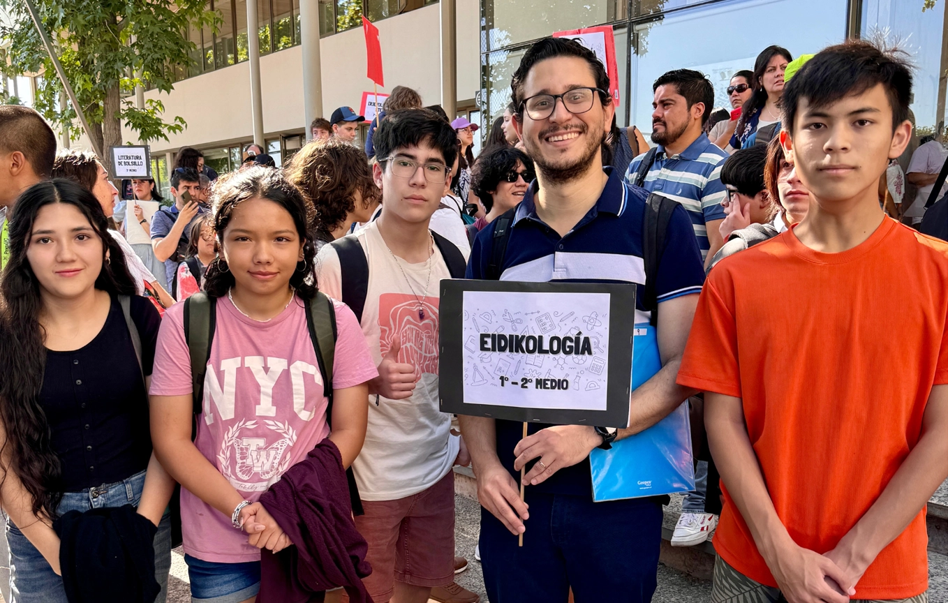 Estudiantes y docentes en el inicio de clases de la TAV. Derechos de imagen pertenecen a Penta UC.