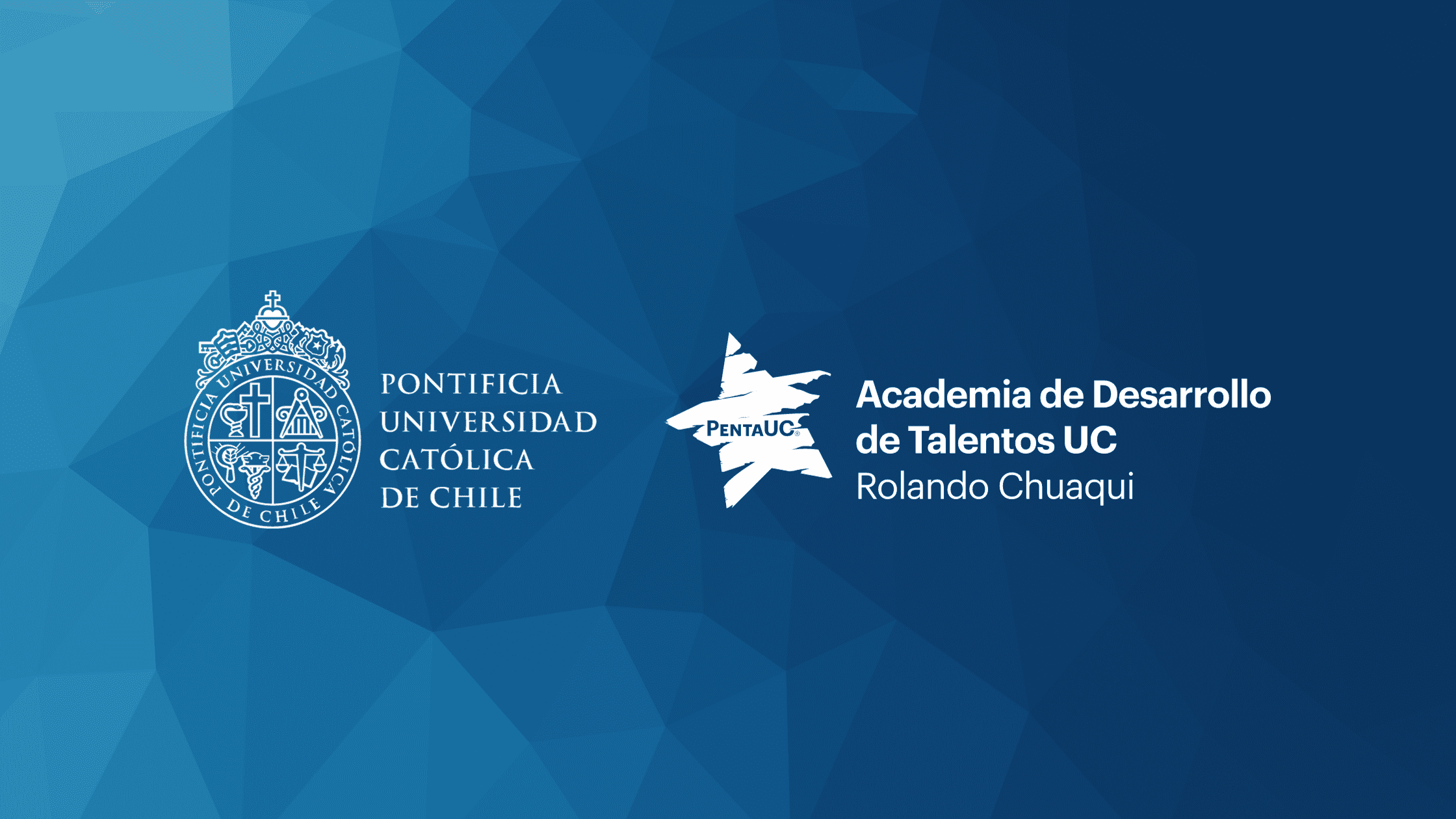 Imagen que contiene el logo de la UC y de la Academia de Desarrollo de Talentos UC Rolando Chuaqui, sobre un fondo azul en degradé. Derechos de imagen pertenecen a Penta UC.