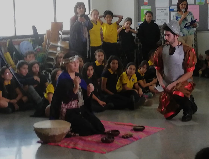 Cristian Mora realizando actividad junto a sus estudiantes en su clase de historia.