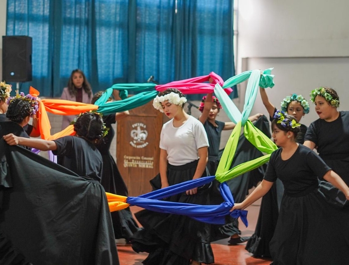 Estudiantes de la Escuela Membrillar de Quinta Normal interpretaron un número artístico de danza con telas.